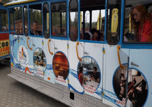 wagonik pociągu z dziećmi i nauczycielkami