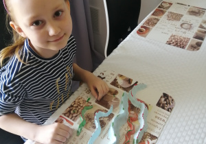 dziewczynka i jej niebieskie węże z masy