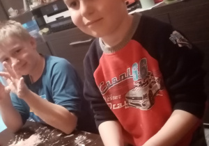 bracia gniotą w dłoniach niebieskie ciasto