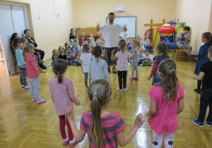 dzieci wykonują ruchy jakie pokazuje instruktor
