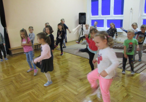 dzieci robią wyrzuty nóg na boki