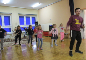 dzieci tańczą z instruktorem