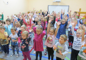 dzieci trzymają ręce w górze