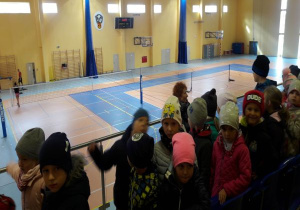 dzieci zwiedzają salę sportową dla lotników