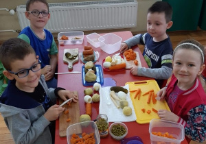 dzieci kroją różne warzywa