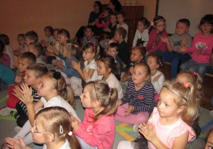 dzieci klaszczą w dłonie