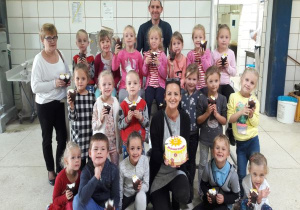zdjęcie dzieci, nauczycielki i cukiernika