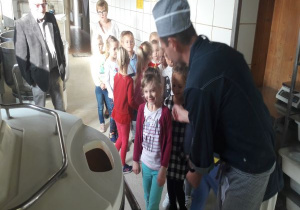 dzieci oglądają maszyny do wyrobu ciasta