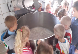 dzieci zaglądają do naczynia z cukrem