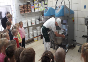 dzieci oglądają pracę dużego miksera