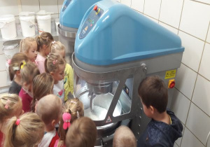 dzieci oglądają pracę dużego miksera