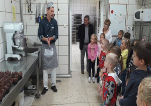 dzieci oglądają czekoladowe mufinki