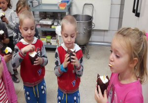 bracia jedzą mufinki