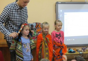 Mateusz zakłada dziewczynkom kolorowe chusty