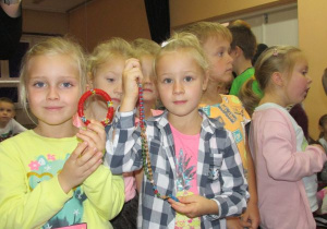 dziewczynki trzymają korale i bransoletki