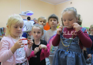 dziewczynki trzymają różaniec i bransoletki afrykańskie