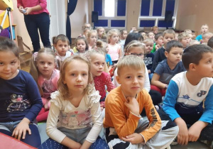 dzieci oglądają film