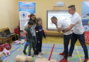 instruktorzy pokazują zadławienie