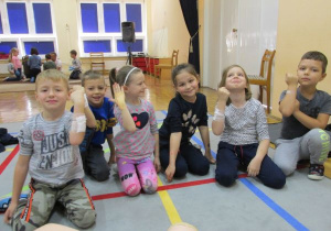 dzieci pokazują opatrunki