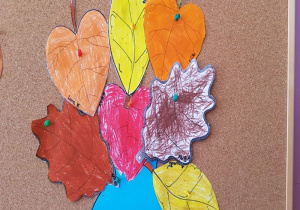 praca plastyczna: w wazonie z kolorowego papieru są ułożone papierowe liście pokolorowane kredkami na różne kolory