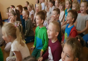 śmiejące się dzieci podczas spektaklu
