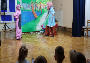 scena: Alicja i Królik stoją w lesie wśród śmieci
