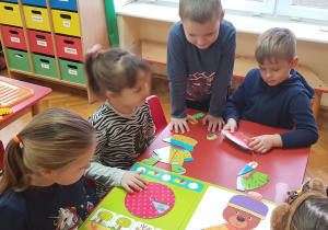 chłopiec wybiera kurtkę dla misia