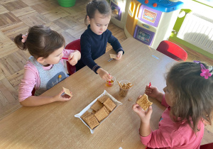 słodki poczęstunek przy stoliku z ciasteczkami i miodem
