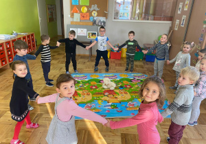 gr.I - dzieci tańczą w kole