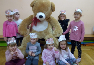 gr. VIII - dziewczynki w opaskach z misiem i wielką maskotką misia siedzącą na krześle