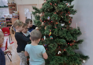 dzieci zawieszają swoje ozdoby na choinkę