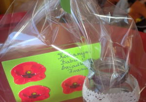 słoiczek ozdobiony koronką ze świeczką i laurką z kwiatami dla babci i dziadka