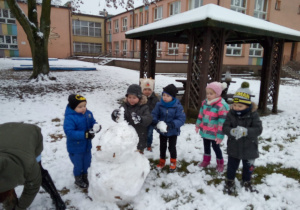 dzieci lepią bałwana