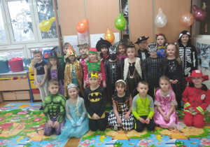 grupa IV w strojach karnawałowych
