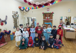 grupa IX w strojach karnawałowych