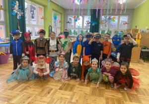 grupa I w strojach karnawałowych