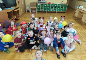 grupa II w strojach karnawałowych