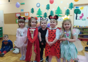 dziewczynki prezentują swoje stroje: Myszki Miki i księżniczki