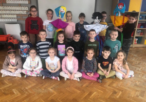 dzieci z grupy VII siedzą w grupie z Marzannami