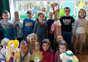 dzieci z grupy I pokazują swoje Marzanny