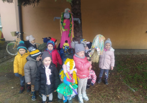 dzieci z grupy II stoją pod drzewem z Marzannami
