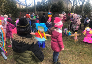 w ogrodzie dzieci oglądają Marzanny ustawione przed przedszkolem