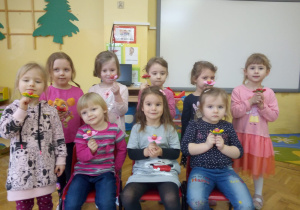 dziewczynki z grupy VIII z otrzymanymi kwiatkami wykonanymi na lizakach w kształcie kolorowej kulki
