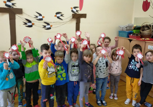 dzieci pokazują kotyliony