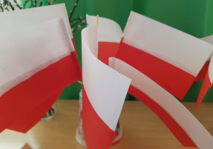 flagi wykonane przez dzieci z kolorowego papieru