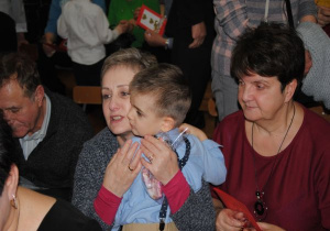 babcia ze łzami w oczach ściska wnuczkę
