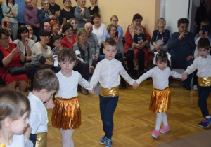 dzieci tańczą w kole