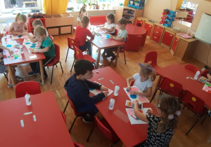 dzieci podczas wykonywania pracy plastycznej z kropkami