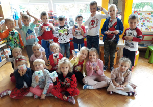 przedszkolaki z grupy VI z upominkami na dzień przedszkolaka