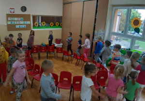 dzieci tańczą wokół krzesełek ustawionych w kole